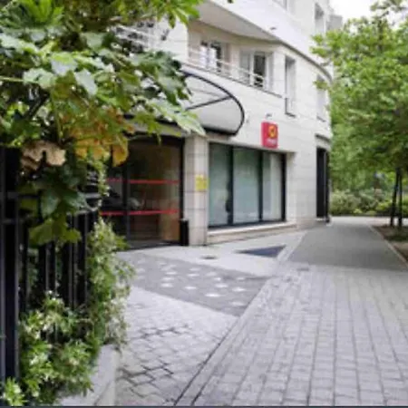Chic And Classy Located In La Defense Paris
